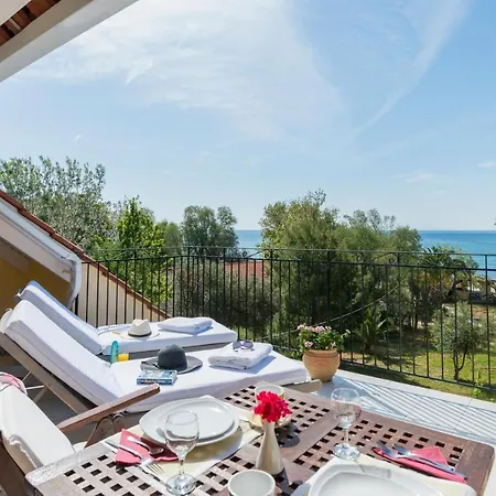 Albouro Seafront Otel Kateleios